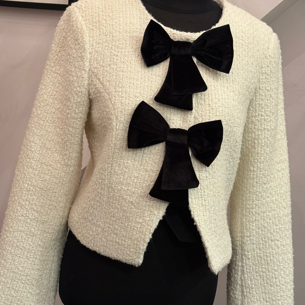 Dolce Cabo Ivory Textured tweed Jacket w/ black velvet bows.  Size M. Never worn